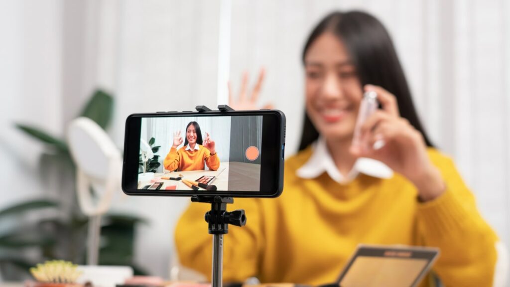 woman doing her side hustle at her desk