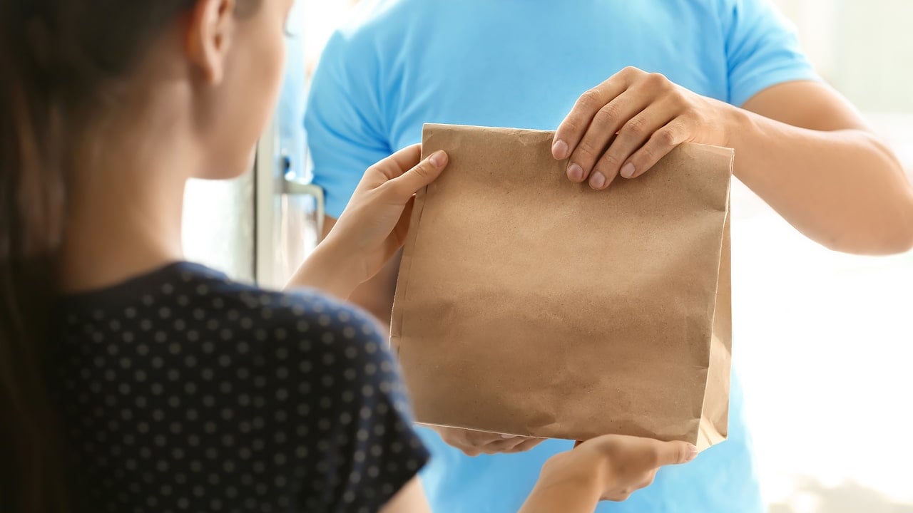 doordash driver delivery a meal to a customer